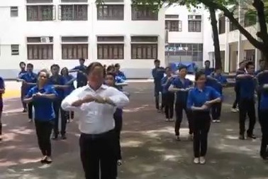 Thầy giáo U60 nhảy điệu "Đàn gà con" khiến dân mạng phát sốt