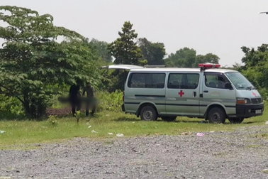 Người đàn ông tử vong trong tư thế treo cổ trên cây trứng cá