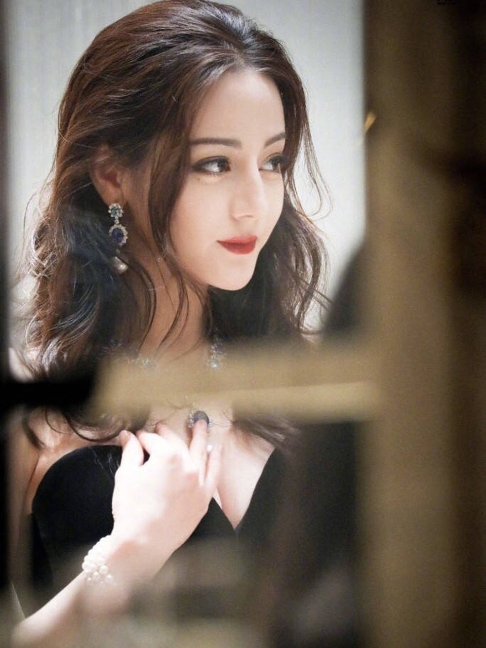 Địch Lệ Nhiệt Ba khoe thềm ngực đầy và gương mặt “không góc chết” - 9 Địch Lệ Nhiệt Ba khoe thềm ngực đầy và gương mặt “không góc chết” - 9