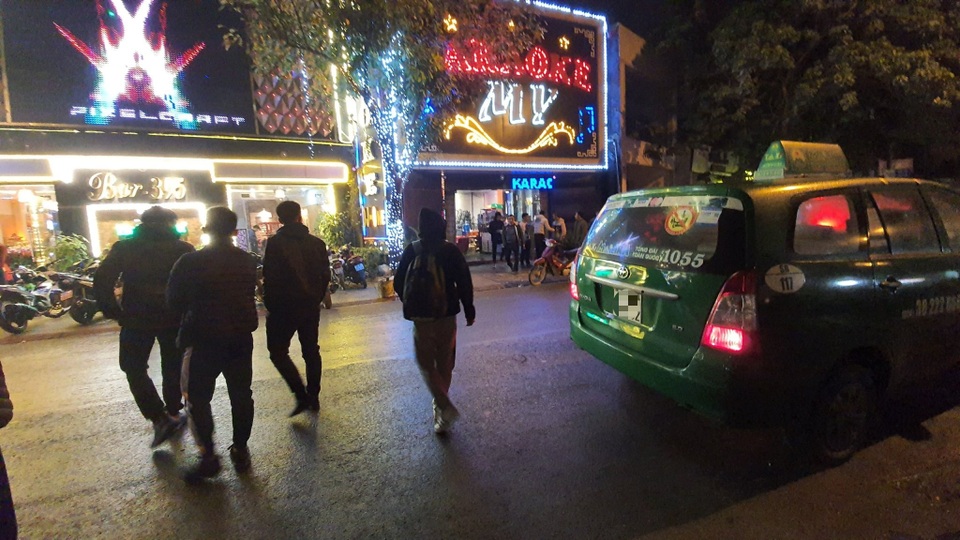 Vừa mở cửa trở lại, quán karaoke đã kiếm 30 triệu đồng/ngày - 3 Vừa mở cửa trở lại, quán karaoke đã kiếm 30 triệu đồng/ngày - 3