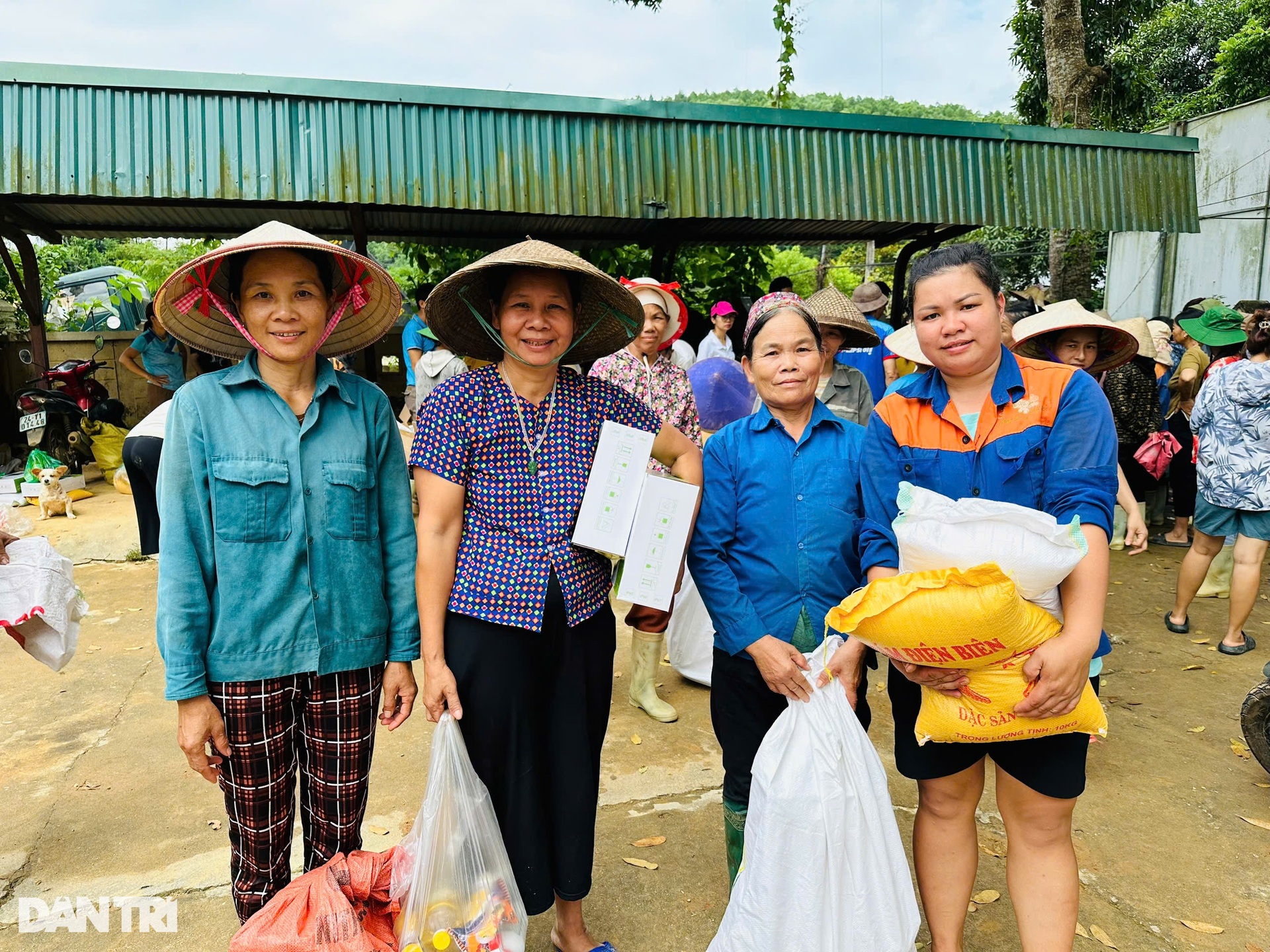 Xuyên đêm vượt đường độc đạo trao cứu trợ tới bà con bị cô lập ở Lào Cai - 13