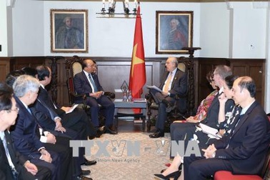 Thủ tướng Nguyễn Xuân Phúc gặp cựu Thủ tướng Canada Jeans Chretien và Tổng Thư ký OECD