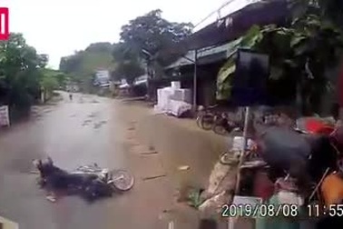 Cụ ông đi xe máy không làm chủ tốc độ suýt lao vào gầm xe container