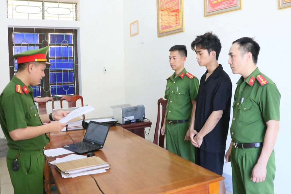 Khởi tố nam thanh niên lao xe vào cảnh sát - 1 Khởi tố nam thanh niên lao xe vào cảnh sát - 1