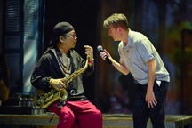 Nghệ sĩ Trần Mạnh Tuấn chống gậy, giọng run tập nhạc cùng Đàm Vĩnh Hưng