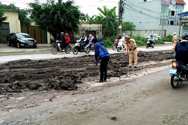 Hà Nội: CSGT dọn bùn thải phủ kín mặt đường