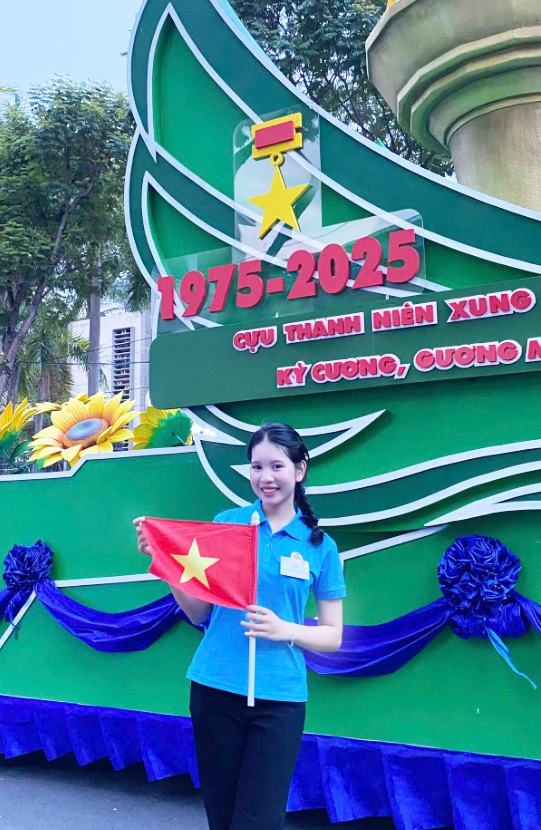 A group of handsome men and beautiful women were carefully selected to participate in the April 30 - 8 parade Dàn trai xinh, gái đẹp được tuyển chọn gắt gao tham gia diễu binh 30/4 - 8