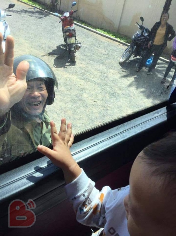 Cảnh ông bà ngước lên ô tô, vẫy tay tiễn cháu và con gái lên thành phố gây xúc động - Ảnh 3. Cảnh ông bà ngước lên ô tô, vẫy tay tiễn cháu và con gái lên thành phố gây xúc động - Ảnh 3.