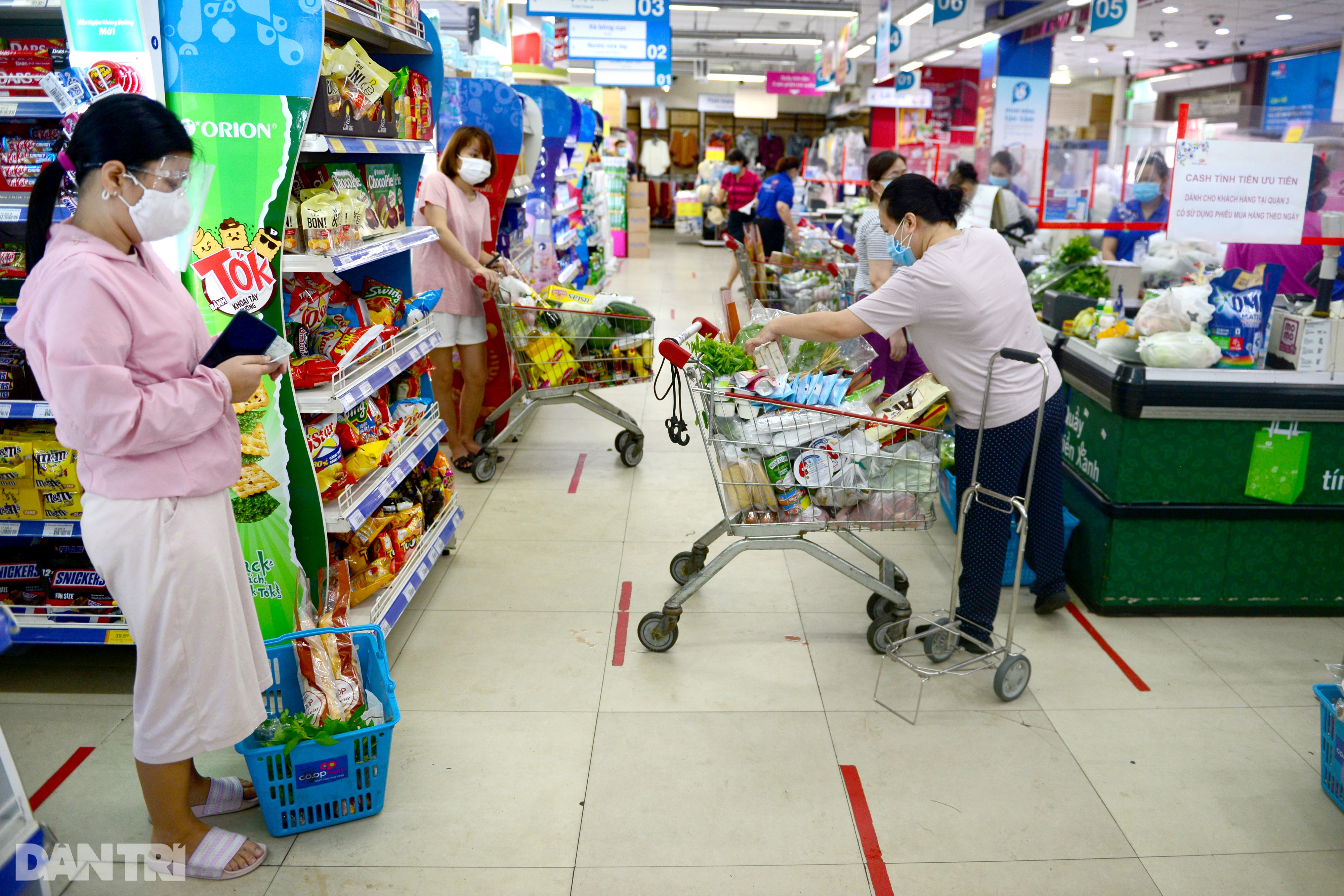 Siêu thị đầu tiên ở TPHCM phát phiếu đi chợ chẵn lẻ, dân mua hàng thế nào? - 13 Siêu thị đầu tiên ở TPHCM phát phiếu đi chợ chẵn lẻ, dân mua hàng thế nào? - 13