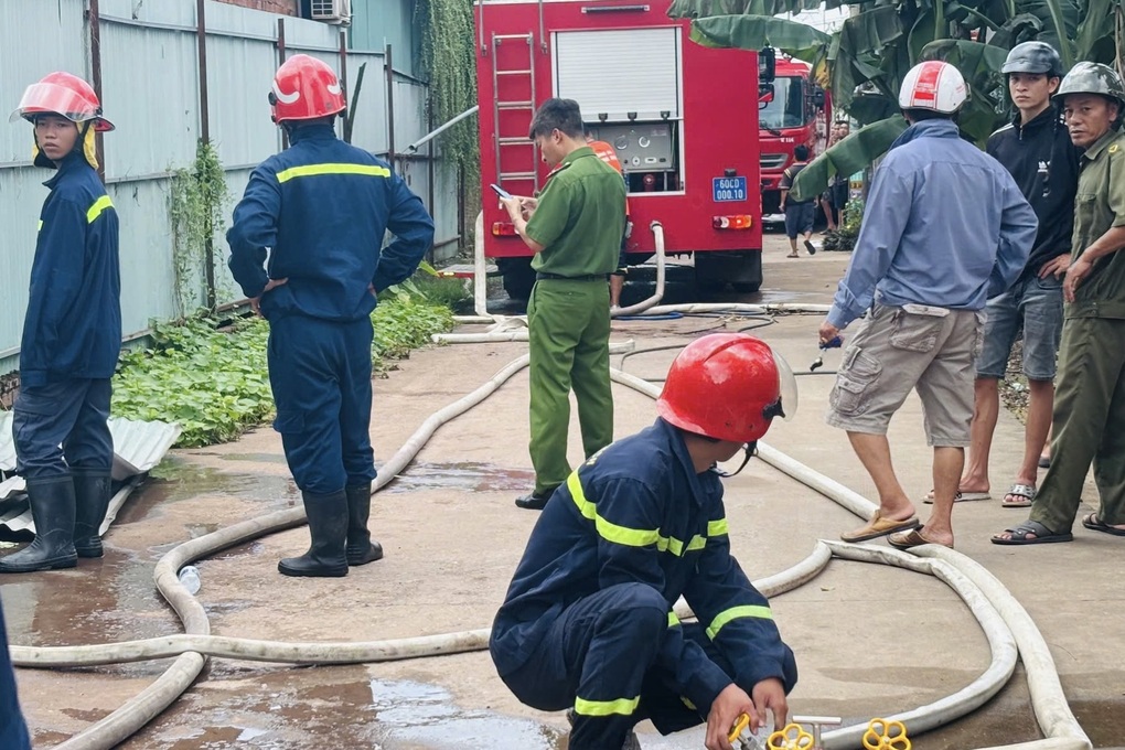 Sau tiếng nổ, nhà xưởng bốc cháy ngùn ngụt ở Đồng Nai - 2