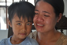 Đớn đau người mẹ trẻ ôm con bệnh tim quỳ lạy trước di ảnh của chồng