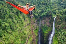 Khách Việt "đứng tim" ngủ đêm trên chiếc võng lơ lửng ở vách núi cao 300m