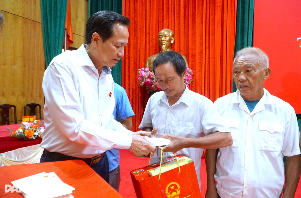 Bộ trưởng Đào Ngọc Dung tặng quà người có công, hộ khó khăn ở Thanh Hóa - 1 Bộ trưởng Đào Ngọc Dung tặng quà người có công, hộ khó khăn ở Thanh Hóa - 1