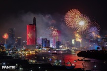 Rực rỡ màn pháo hoa tầm cao ở TPHCM chào mừng đại lễ 30/4