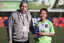 Tiền đạo Huỳnh Như gửi lời chúc Tết ý nghĩa từ Bồ Đào Nha