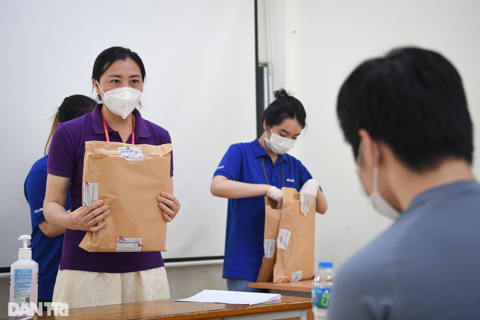 Thí sinh một mình một phòng ở kỳ thi căng thẳng vào lớp 10 trường chuyên HN - 19 Thí sinh một mình một phòng ở kỳ thi căng thẳng vào lớp 10 trường chuyên HN - 19