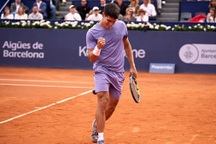 Carlos Alcaraz thẳng tiến vào tứ kết Barcelona Open 2025