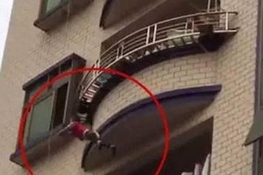 Thót tim khoảnh khắc em bé được cứu khi rơi từ ban công tầng 5
