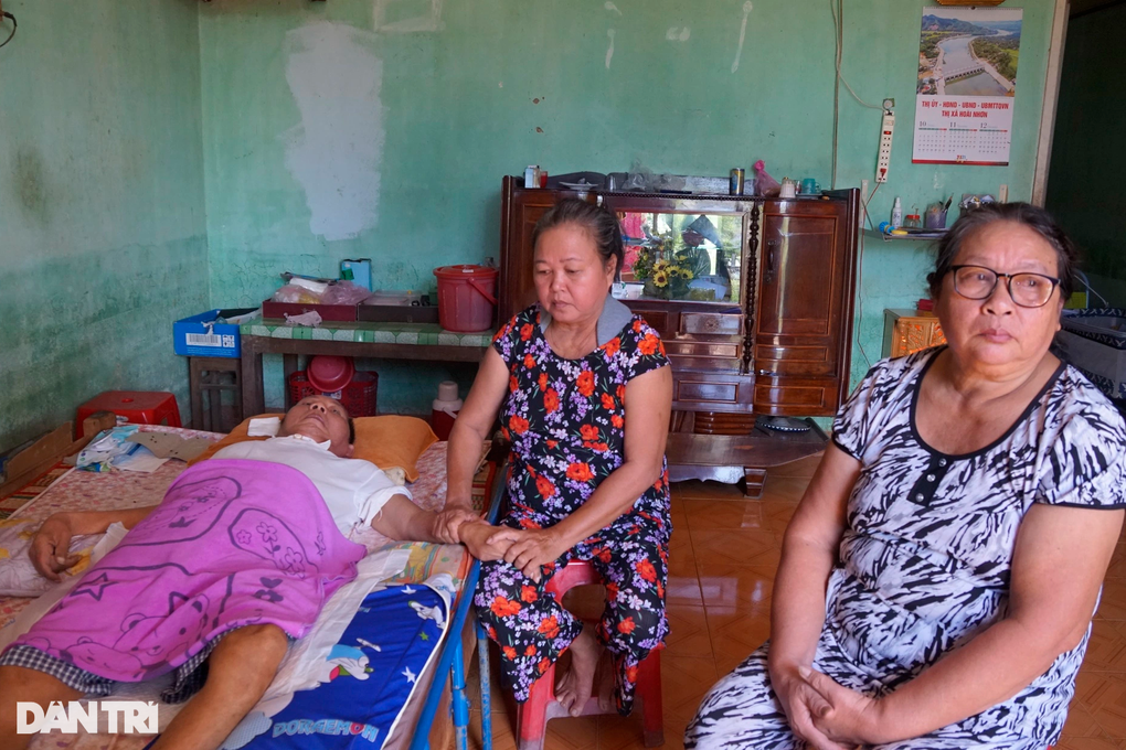 Chồng nằm liệt giường 10 năm, vợ vét cạn tài sản cứu chữa - 4 Chồng nằm liệt giường 10 năm, vợ vét cạn tài sản cứu chữa - 4