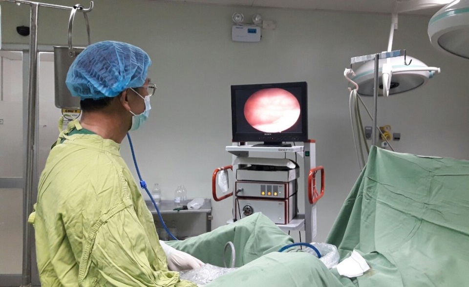 Đi tiểu ra máu vì quên ống thông trong niệu quản 3 năm - 1 Đi tiểu ra máu vì quên ống thông trong niệu quản 3 năm - 1