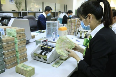 Tăng lương ra sao khi chỉ công chức thâm niên cao mới "đủ sống"?