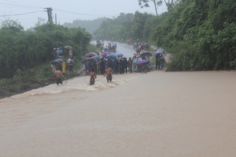 Tiếng kêu cứu của cháu bé trước khi bị cuốn trôi cùng chiếc xe