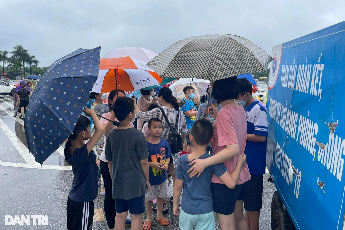 Hà Nội đội mưa ra sân Mỹ Đình, TPHCM đổ xuống đường tiếp lửa - 5 Hà Nội đội mưa ra sân Mỹ Đình, TPHCM đổ xuống đường tiếp lửa - 5