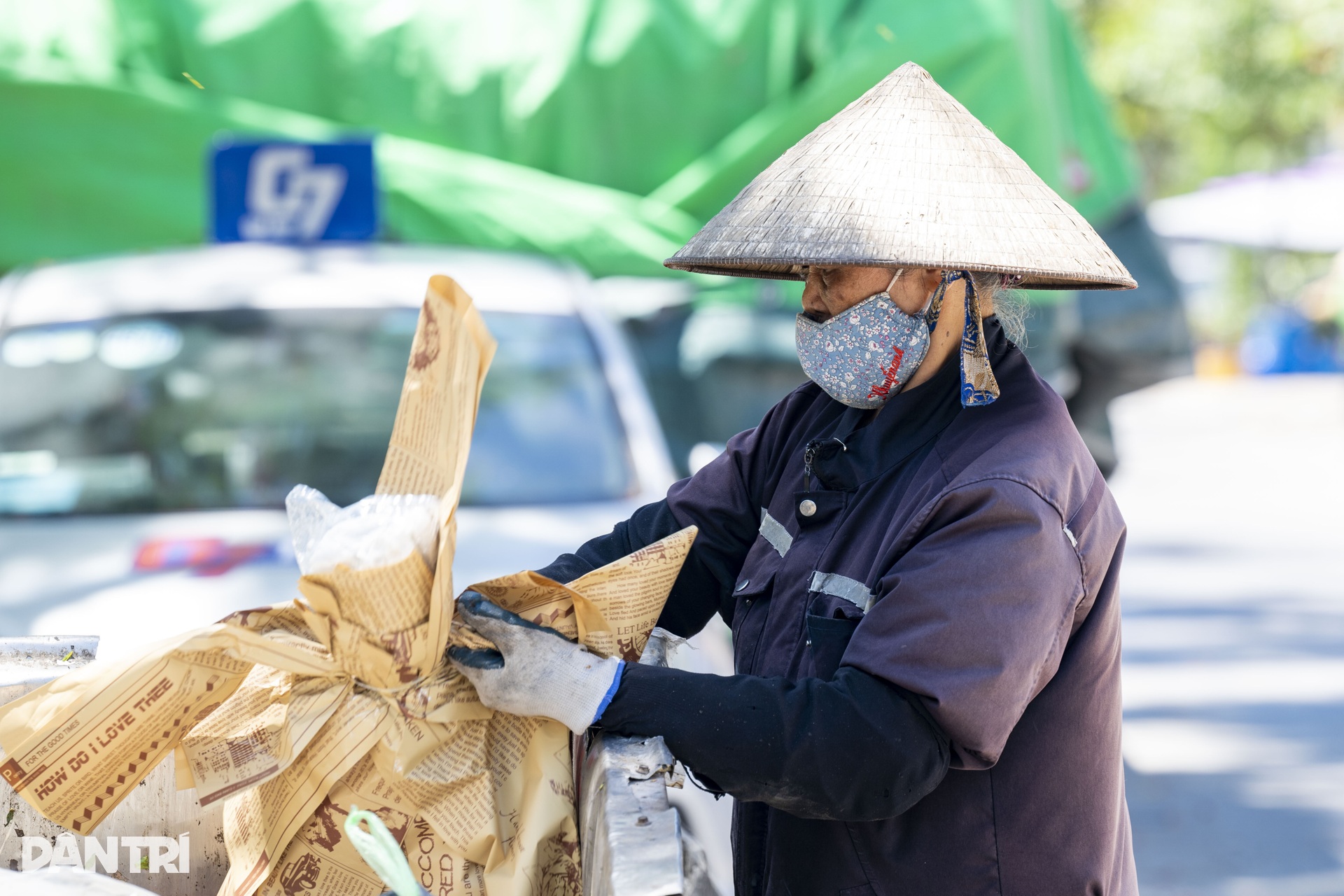 Người lao động vất vả mưu sinh dưới nắng nóng hơn 40 độ C ở Hà Nội - 3
