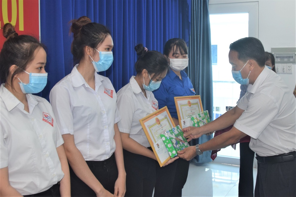 Khen thưởng đột xuất SV trường CĐ Y tế Bạc Liêu tình nguyện chống dịch - 1 Khen thưởng đột xuất SV trường CĐ Y tế Bạc Liêu tình nguyện chống dịch - 1