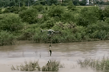 Dùng máy bay không người lái giải cứu 2 cháu bé mắc kẹt giữa dòng lũ