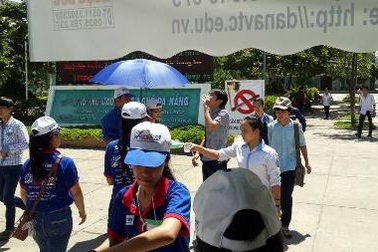 1.000 ly nước chanh đá miễn phí mát lòng sĩ tử