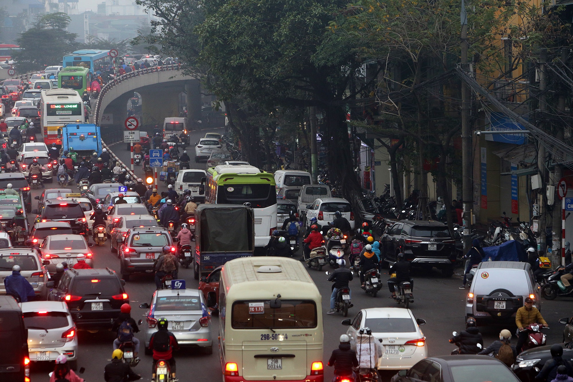 Hà Nội: Đường phố giáp Tết kẹt cứng - 12 Hà Nội: Đường phố giáp Tết kẹt cứng - 12