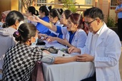 Tặng 1.200 phần thuốc, mang mùa xuân đến với người dân biên giới