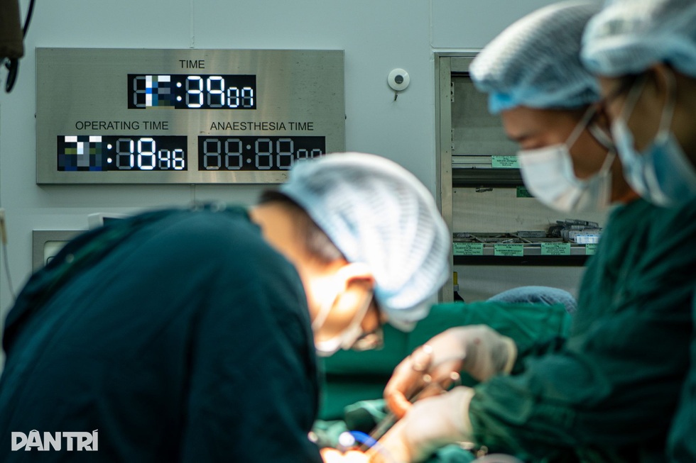 5 giờ đồng hồ nín thở cắt khối u gan nặng 1,5kg - 14