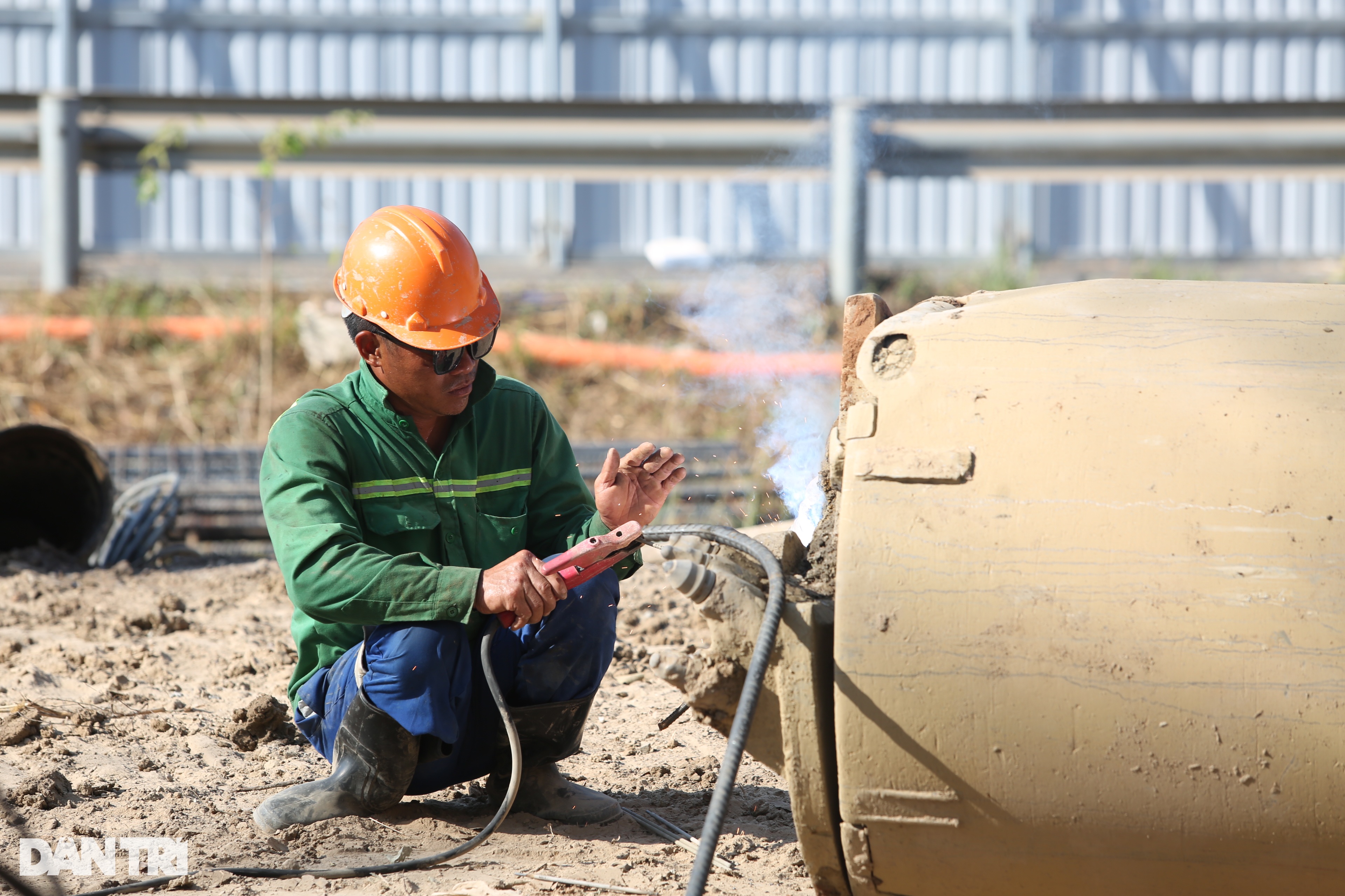 Nhà thầu cao tốc Biên Hòa - Vũng Tàu tranh thủ đúc dầm, làm cầu vượt - 9