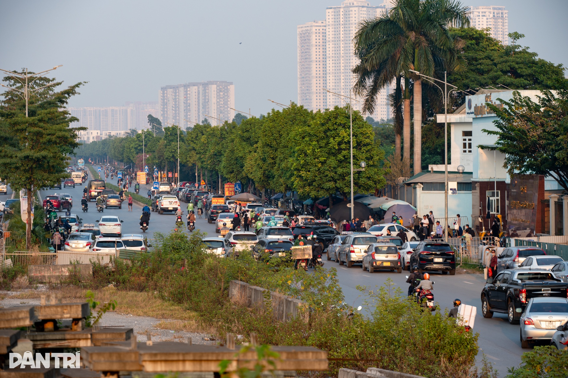 Hà Nội: Cầu vượt trên đại lộ nghìn tỷ chậm tiến độ, gây ùn tắc triền miên - 8 Hà Nội: Cầu vượt trên đại lộ nghìn tỷ chậm tiến độ, gây ùn tắc triền miên - 8