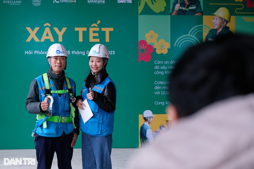 Công nhân xúc động khi được cắt tóc, chụp ảnh Tết ngay tại công trường - 1 Công nhân xúc động khi được cắt tóc, chụp ảnh Tết ngay tại công trường - 1