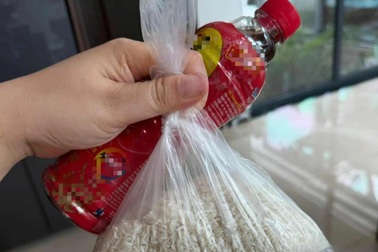 Xôn xao người dân nhận hỗ trợ 5 lạng gạo, nửa chai nước ngọt sau bão