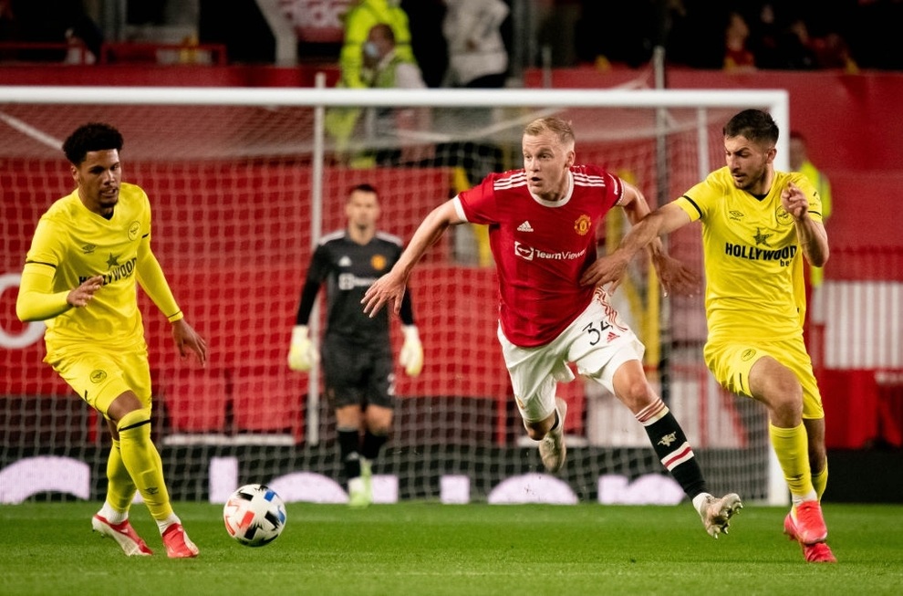 Man Utd ngăn cản Van de Beek chạy trốn khỏi Old Trafford - 2 Man Utd ngăn cản Van de Beek chạy trốn khỏi Old Trafford - 2