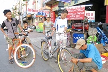 Hơn 10 năm bơm vá xe miễn phí cho học sinh