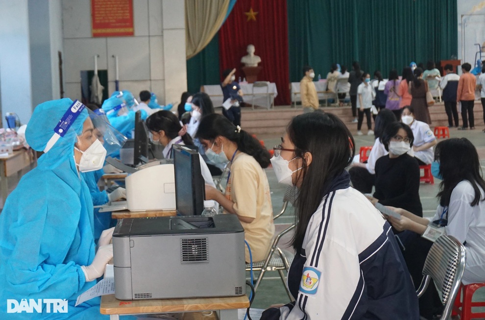 Học sinh Nghệ An háo hức được tiêm vaccine phòng Covid-19 - 10