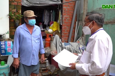 Trao tiền hỗ trợ đến lao động tự do ở Cần Thơ