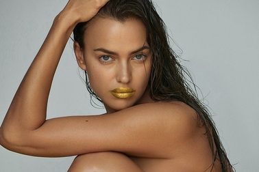 "Tình cũ" Ronaldo khoe thân trong ảnh quảng cáo mới