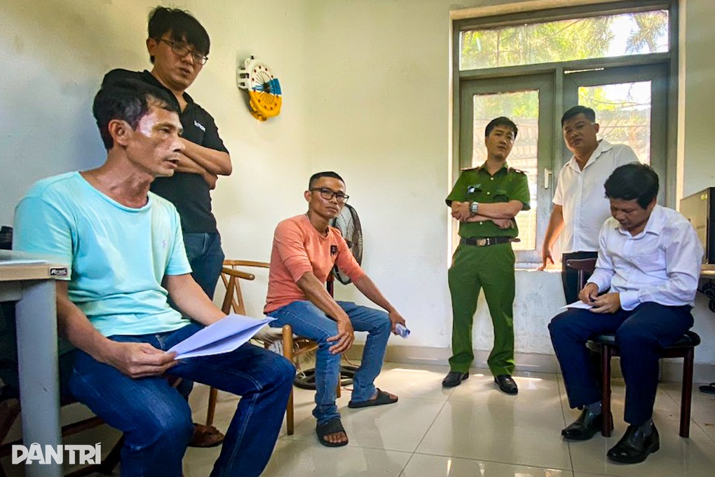 Tài xế xe buýt nhận sổ bảo hiểm chỉ có bìa, phần ruột không biết ra sao - 1 Tài xế xe buýt nhận sổ bảo hiểm chỉ có bìa, phần ruột không biết ra sao - 1
