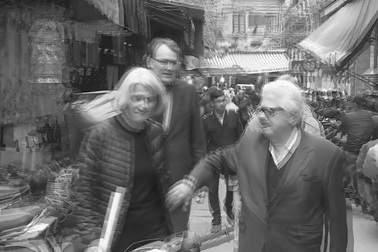 Các Đại sứ châu Âu đi chợ Tết, tập thể dục cùng người bán hàng