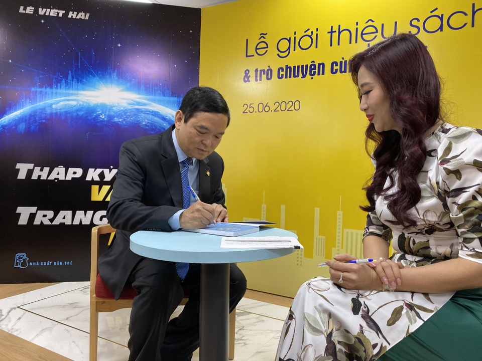 Ra mắt sách “Thập kỷ vàng -Trang sử mới và giao lưu với tác giả Lê Viết Hải - 2 Ra mắt sách “Thập kỷ vàng -Trang sử mới và giao lưu với tác giả Lê Viết Hải - 2