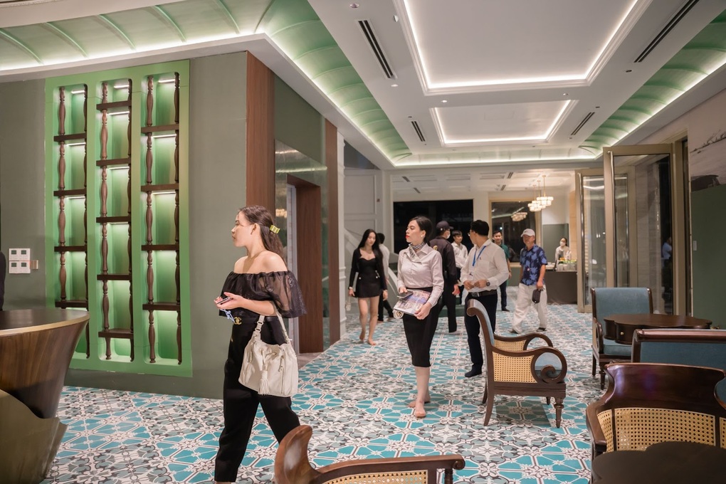 Du khách thập phương đổ về Regal Legend dịp lễ 2/9 - 9 Du khách thập phương đổ về Regal Legend dịp lễ 2/9 - 9