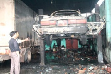 Xe Camry vừa vào gara đã bốc cháy dữ dội