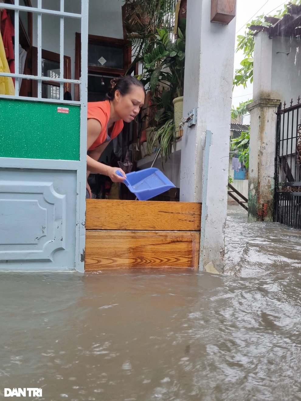 Người Đà Nẵng bì bõm lội nước trong nhà, vất vả cõng con đi tránh lụt - 6 Người Đà Nẵng bì bõm lội nước trong nhà, vất vả cõng con đi tránh lụt - 6