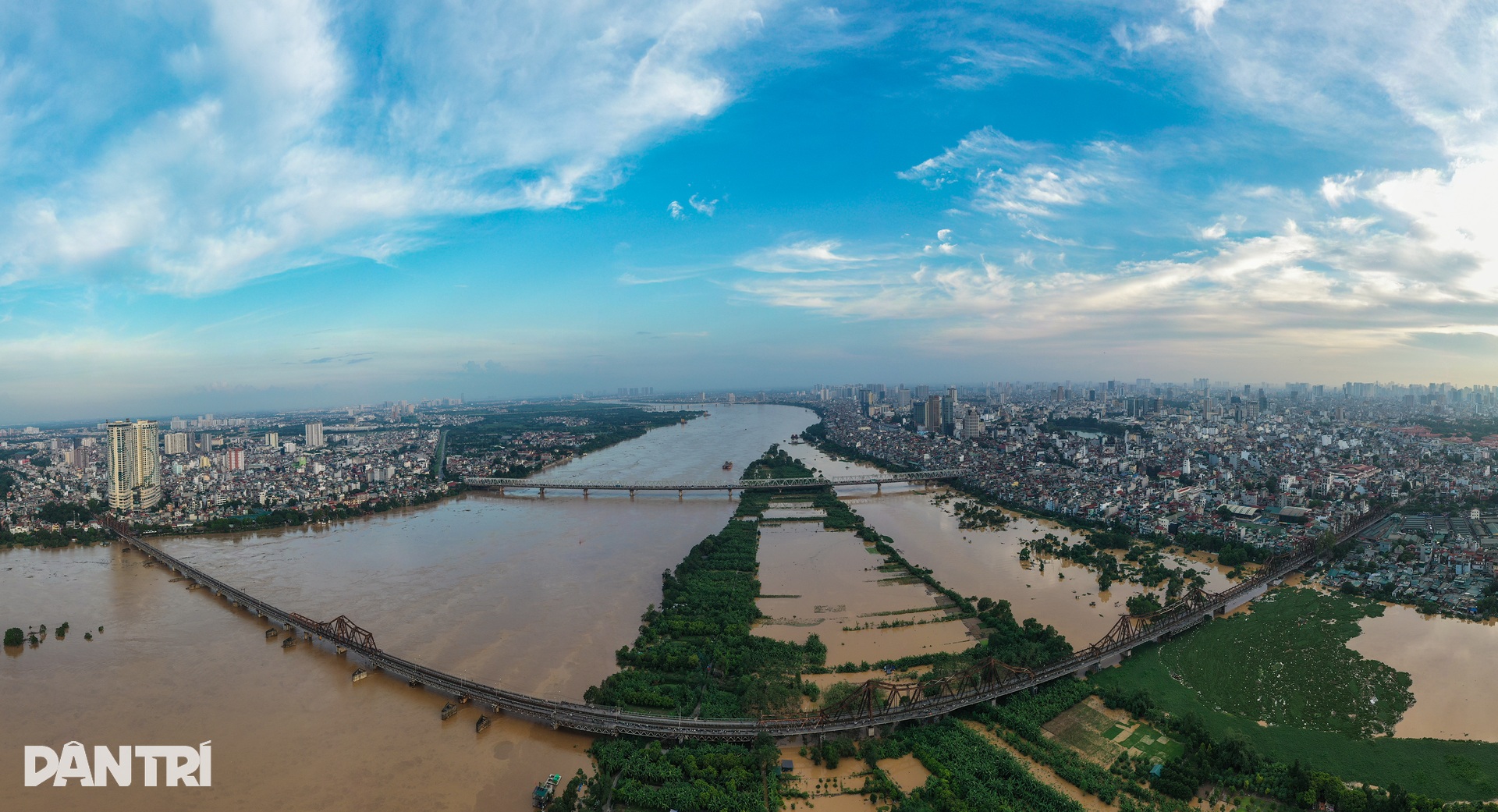 Người dân chạy lũ khi một số khu dân cư ven sông Hồng ở Hà Nội ngập sâu - 2 Người dân chạy lũ khi một số khu dân cư ven sông Hồng ở Hà Nội ngập sâu - 2